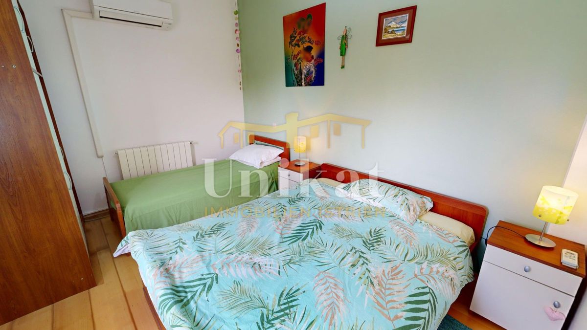 Posest z dvema kamnitima hišama - bazen in velika vrtna površina